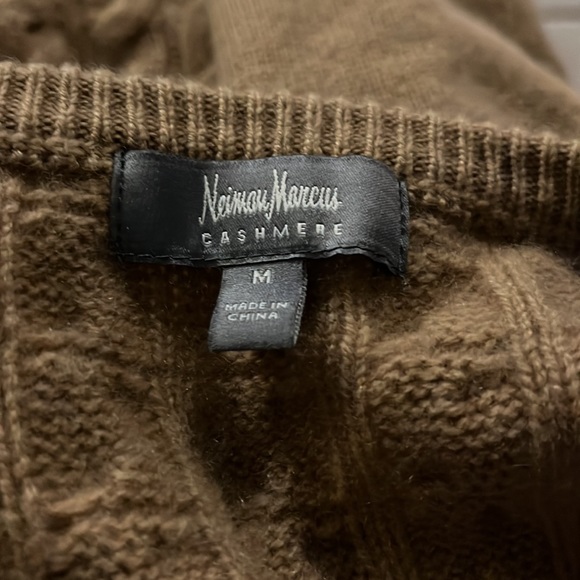 Gorgeous Neiman Marcus Cashmere Sweater - Picture 3 of 3